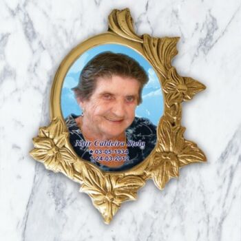 Imagem de Porcelana Oval com Moldura Florida em Bronze.